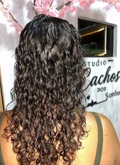 Cabelo após tratamento e corte no Studio Cachos dos Sonhos