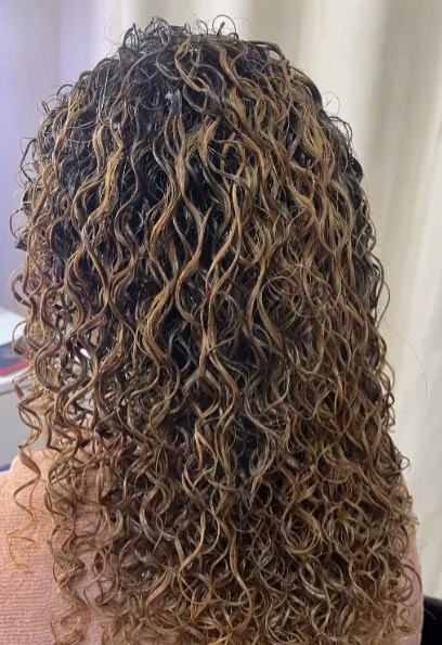 Cabelo após o cuidado realizado no Studio Cachos dos Sonhos