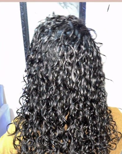 Cabelo após o cuidado realizado no Studio Cachos dos Sonhos